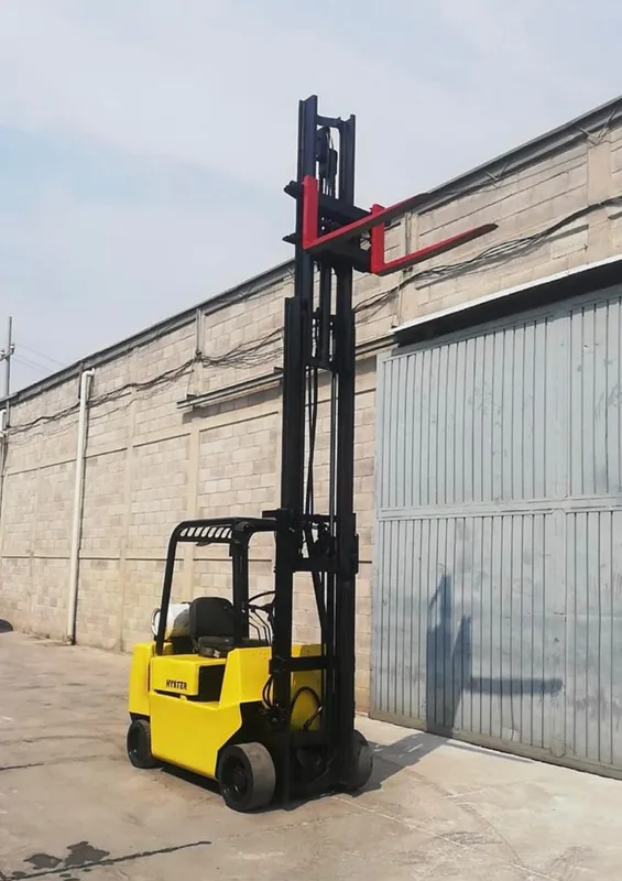 Montacargas realizando movimiento de carga en patio exterior