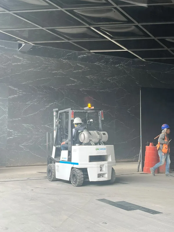 Montacargas de precisión operando en acceso a complejo corporativo y de eventos