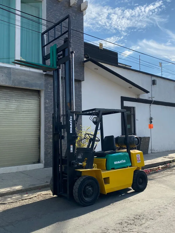Operación de carga y elevación en almacén