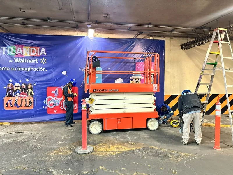 Plataforma tipo tijera utilizada en interior