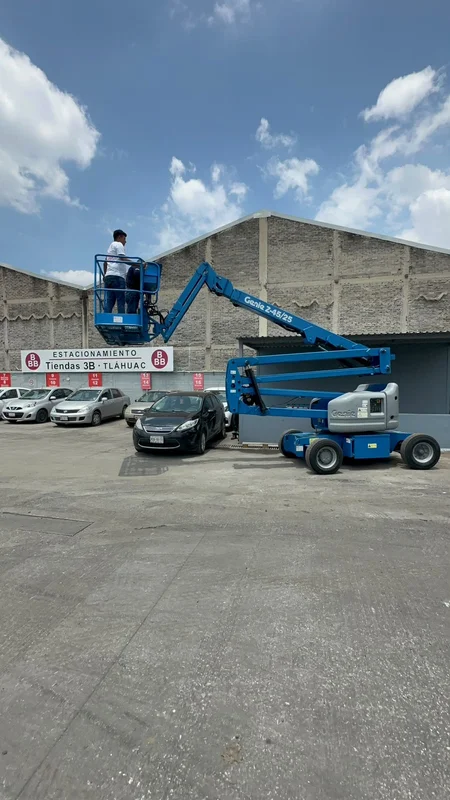 Plataforma articulada de elevación operando en patio exterior