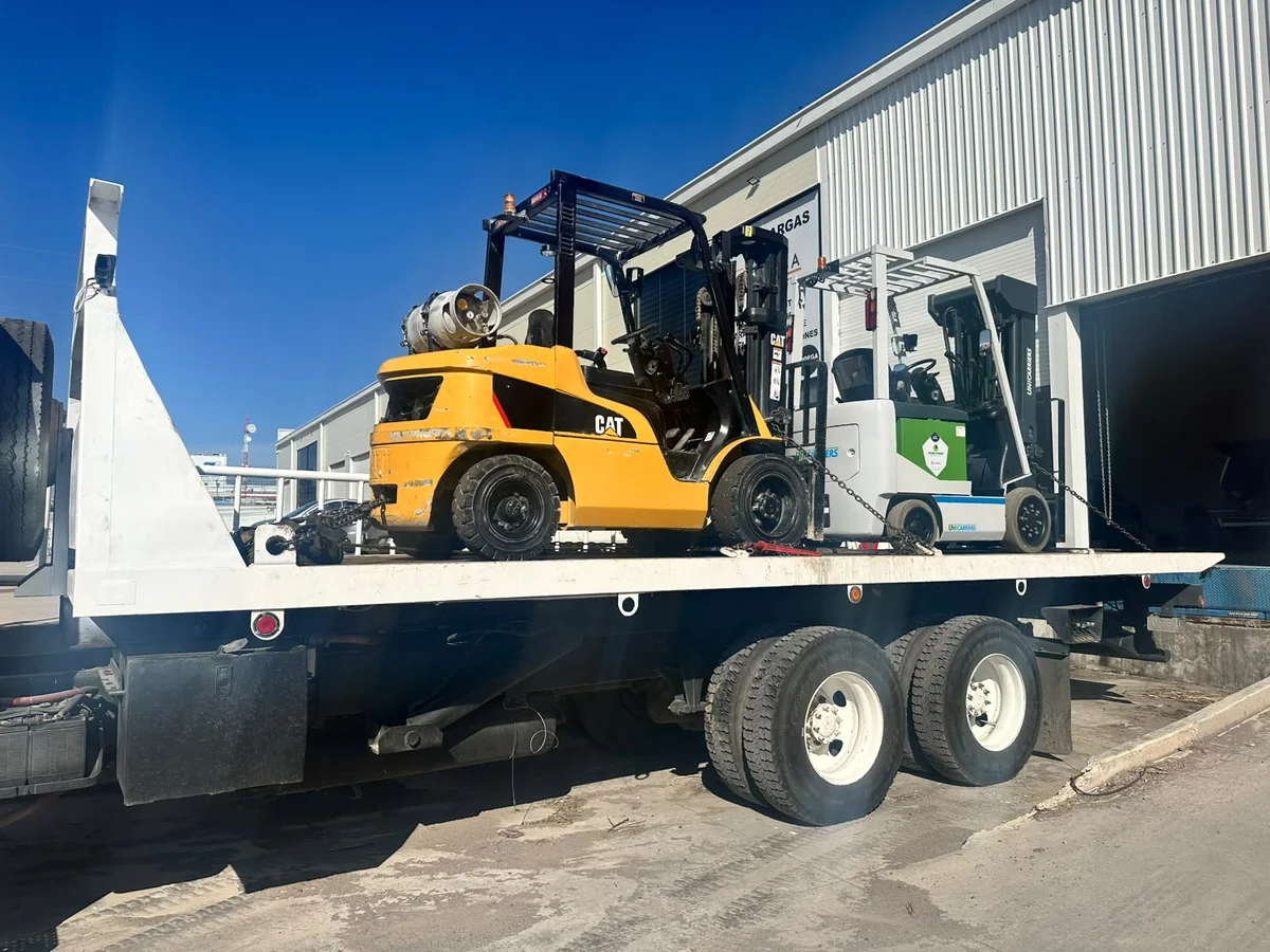 Transporte de maquinaria pesada asegurado en plataforma