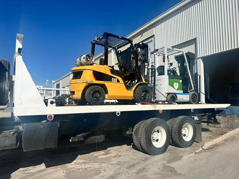 Transporte de maquinaria pesada asegurado en plataforma