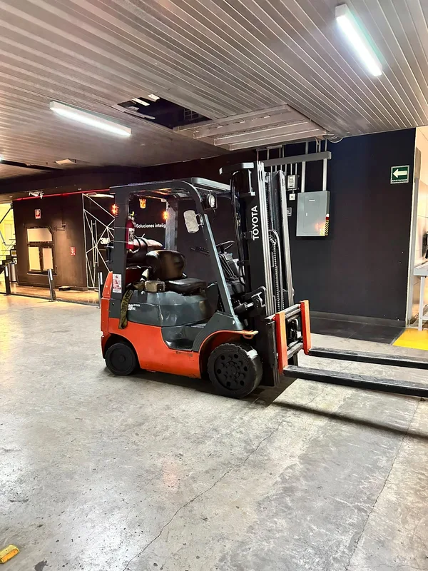 Montacargas de precisión en nave con iluminación técnica