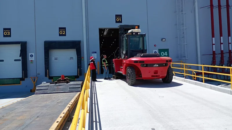 Montacargas Linde de alto tonelaje en operación industrial