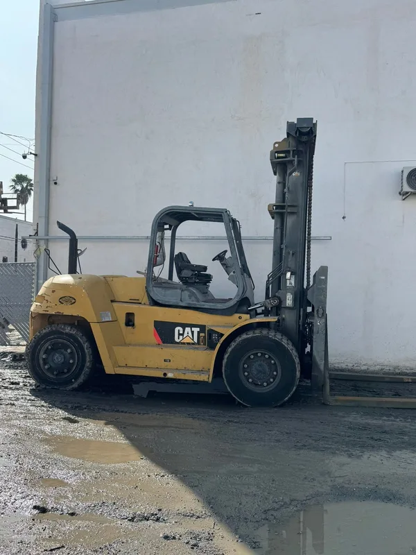 Montacargas CAT de alto tonelaje en operación industrial