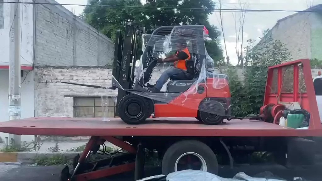 Entrega de montacargas nuevo en plataforma hidráulica de traslado