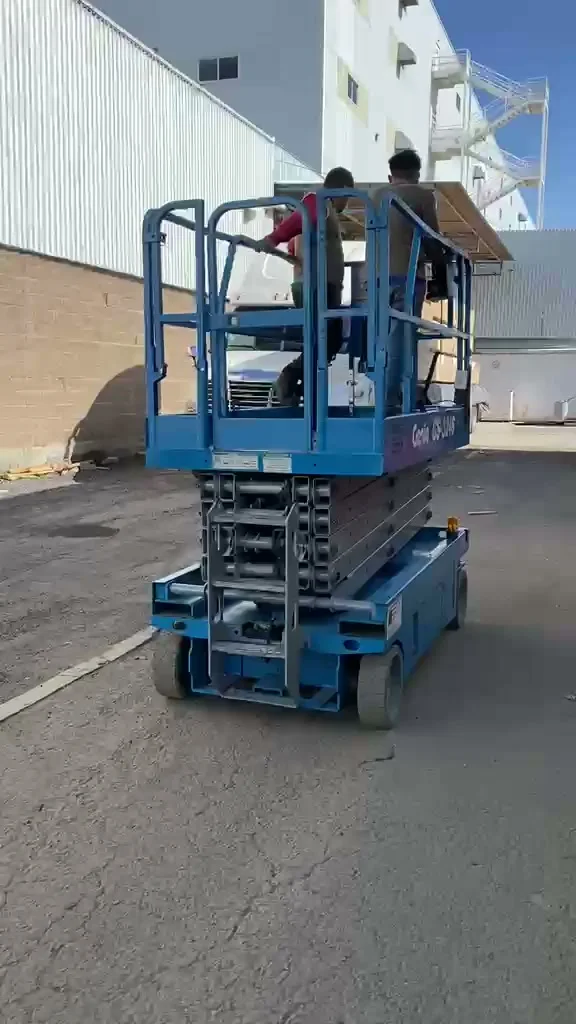 Operación de plataforma de elevación en exteriores de nave logística